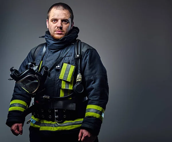Firefighter holds an oxygen mask — Stock Photo, Image
