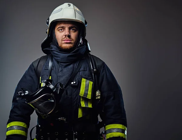 Feuerwehrmann mit Schutzhelm. — Stockfoto