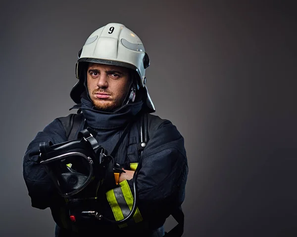 Bombeiro de uniforme e capacete de segurança . — Fotografia de Stock