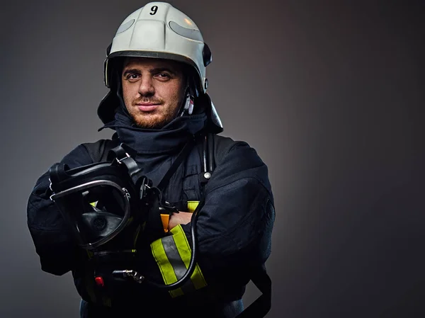 Bombero en uniforme y casco de seguridad . — Foto de Stock