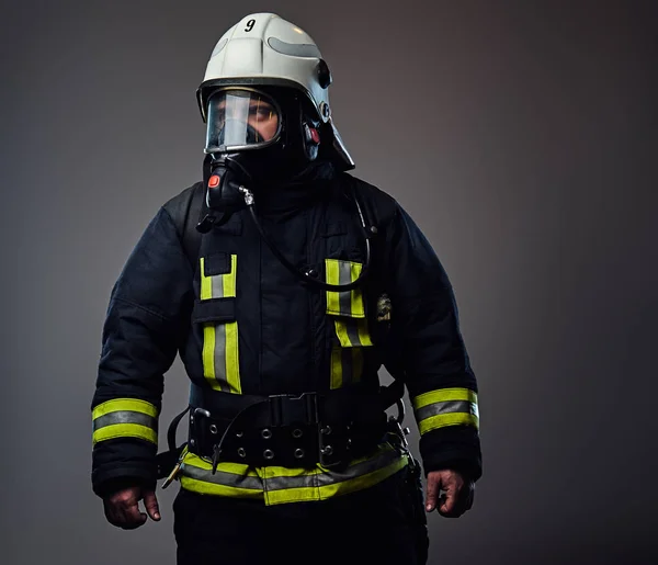 Bombero vestido de uniforme — Foto de Stock