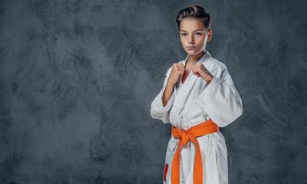 Fiú öltözött fehér karate kimono — Stock Fotó