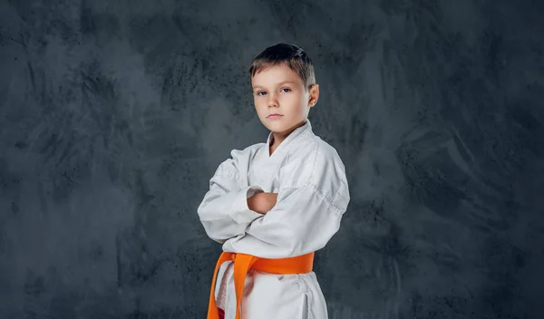 Okul öncesi çocuk bir beyaz karate kimono içinde — Stok fotoğraf