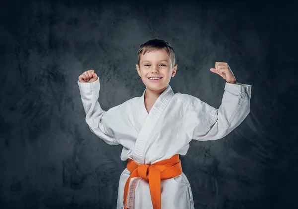 Fiú öltözött fehér karate kimono — Stock Fotó