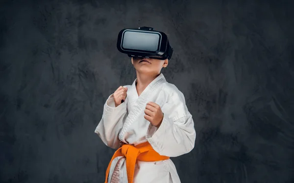 Niño en un kimono blanco —  Fotos de Stock