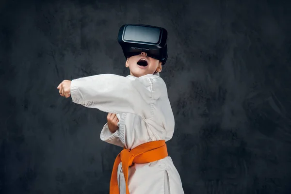 Niño pequeño con gafas VR — Foto de Stock