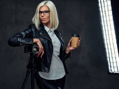 Sarışın fotoğrafçı erkek 