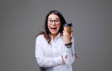 Kadın tutar kahve götürün.