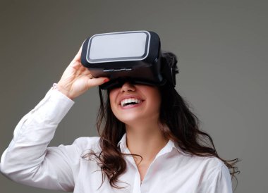 Erkek eğleniyor Vr gözlüklü