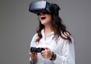 Erkek eğleniyor Vr gözlüklü