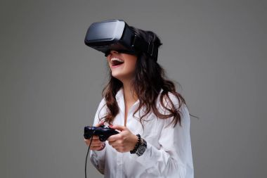 Erkek eğleniyor Vr gözlüklü