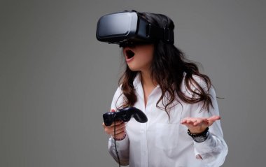 Erkek eğleniyor Vr gözlüklü