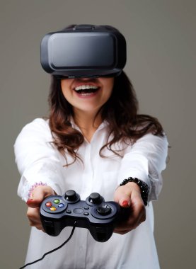 Erkek eğleniyor Vr gözlüklü