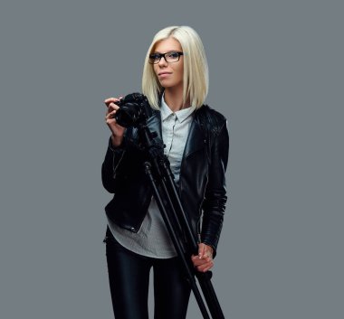 Kadın, profesyonel dijital fotoğraf makinesi ve tripod.