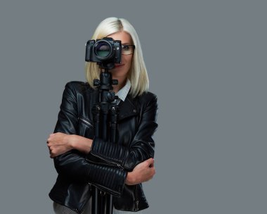 Sarışın fotoğrafçı erkek 