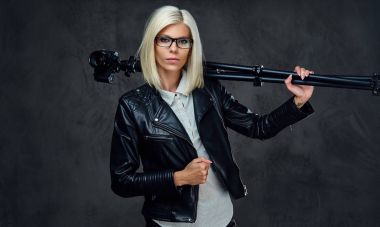 Bir siyah deri ceket giymiş erkek