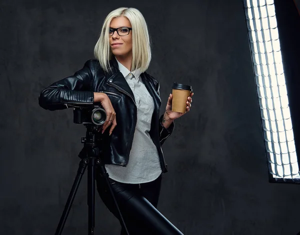 Blond fotograf kobieta posiada aparat — Zdjęcie stockowe