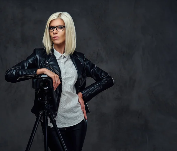 Mujer vestida con una chaqueta de cuero negro — Foto de Stock