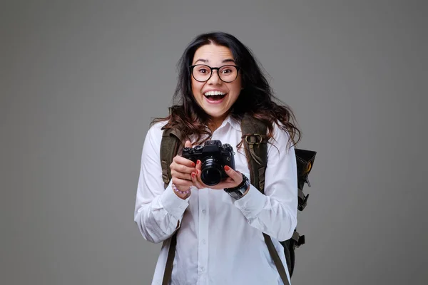 Turista feminino positivo com câmera de foto — Fotografia de Stock