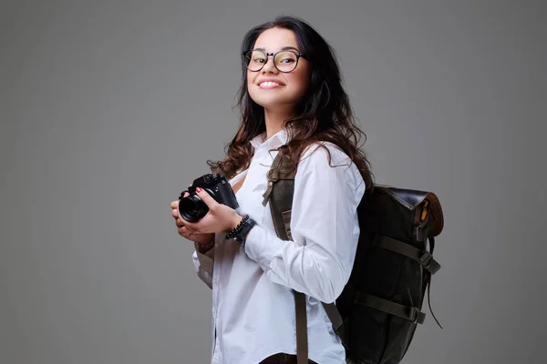 Turista feminino positivo com câmera de foto — Fotografia de Stock