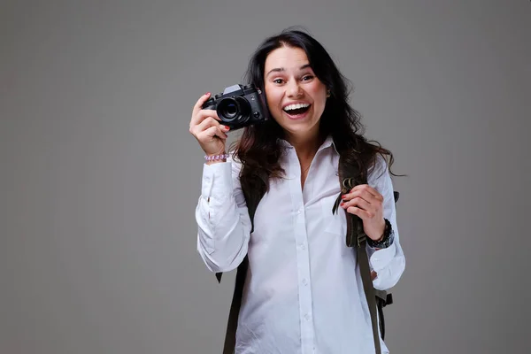 Positieve vrouwelijke toerist met fotocamera — Stockfoto