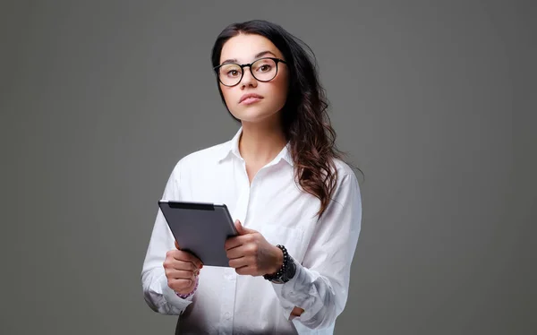 Atraktivní studentka drží tablet Pc. — Stock fotografie