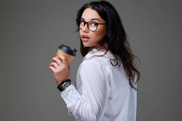 Kvinnliga innehar ta bort kaffe. — Stockfoto