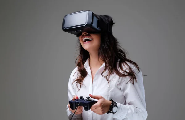 Mujer con gafas VR divirtiéndose — Foto de Stock