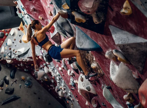 Kvinnliga klättrare. Extrema inomhus klättring. — Stockfoto