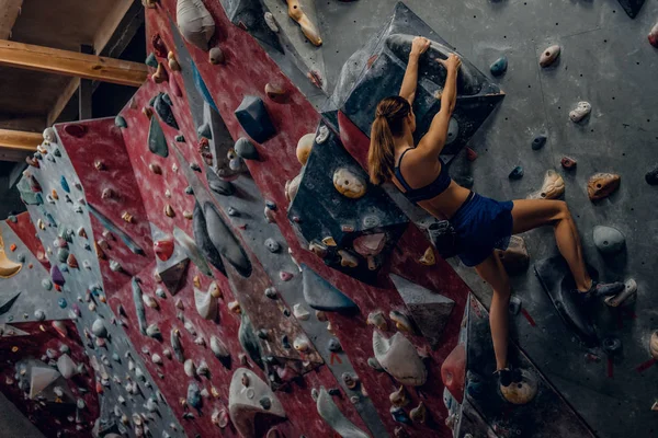 Gratis klättrare kvinnliga bouldering inomhus. — Stockfoto