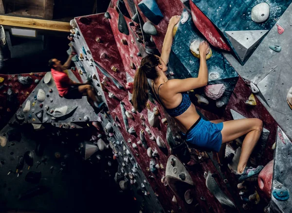 Bouldering 벽에 전문 여성 산악인. — 스톡 사진