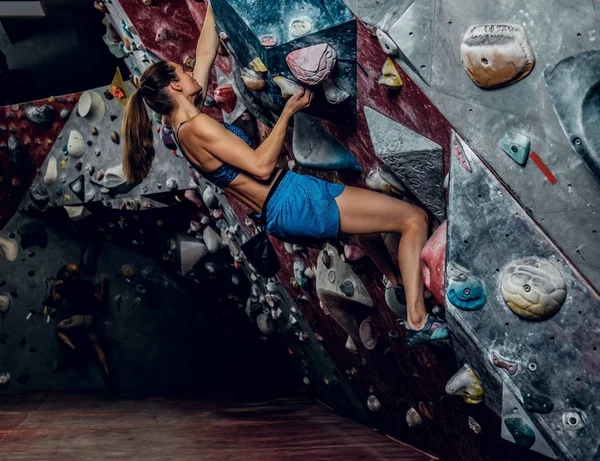 Femme grimpeuse. Escalade intérieure extrême . — Photo