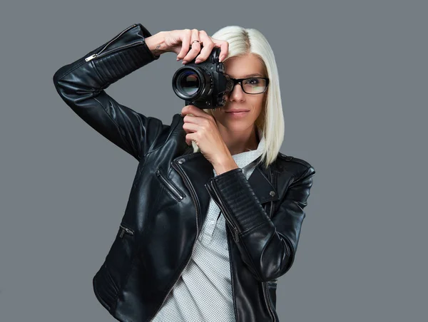 プロのカメラを持つ女性カメラマン — ストック写真