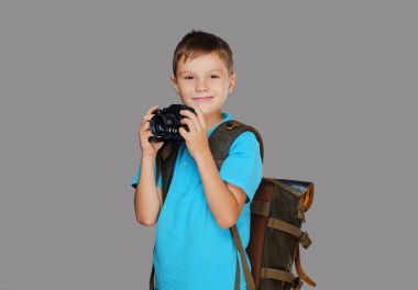 Okul öncesi çocuk bir profesyonel fotoğraf makinesi ile