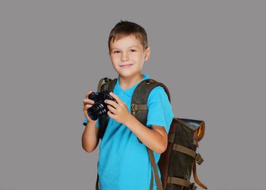 Okul öncesi çocuk bir profesyonel fotoğraf makinesi ile