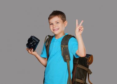 Okul öncesi çocuk bir profesyonel fotoğraf makinesi ile