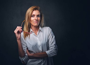 Sarışın kadın beyaz bir gömlek giymiş 