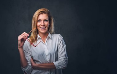 Sarışın kadın beyaz bir gömlek giymiş 