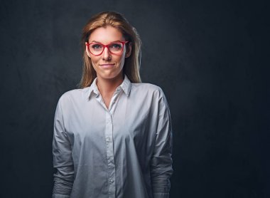 Sarışın kadın beyaz bir gömlek giymiş 