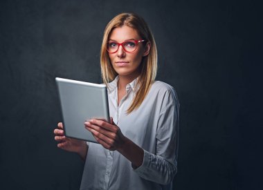 Sarışın kadın beyaz bir gömlek giymiş