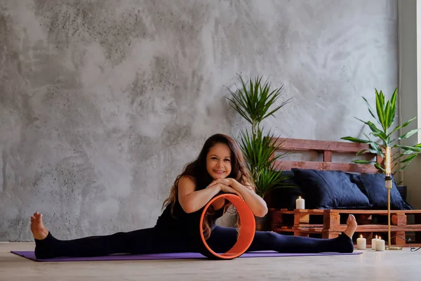 Kadın vücudu germe.