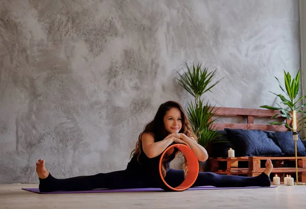 Kadın vücudu germe.