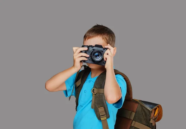 Menino pré-escolar com uma câmera fotográfica profissional — Fotografia de Stock