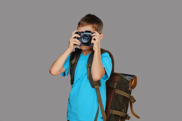 Förskolebarn pojke med en professionell fotokamera — Stockfoto