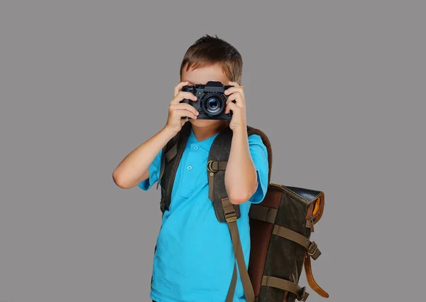 Menino pré-escolar com uma câmera fotográfica profissional — Fotografia de Stock