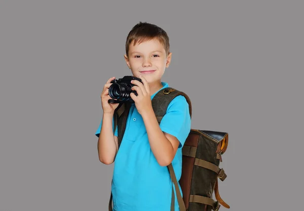 Menino pré-escolar com uma câmera fotográfica profissional — Fotografia de Stock
