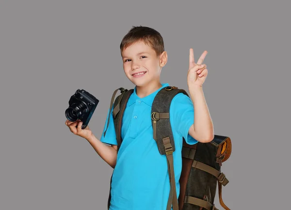 Menino pré-escolar com uma câmera fotográfica profissional — Fotografia de Stock