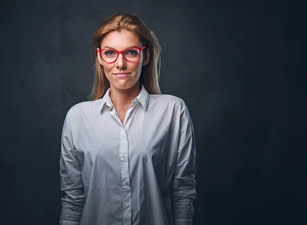 Donna bionda vestita con una camicia bianca — Foto Stock