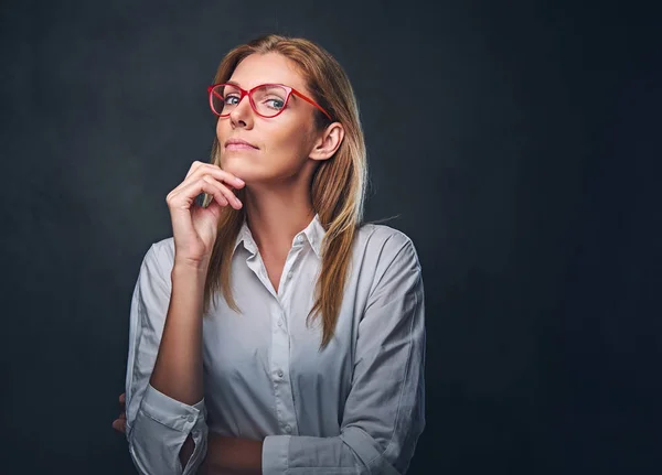 Mulher vestida com uma camisa branca e óculos . — Fotografia de Stock