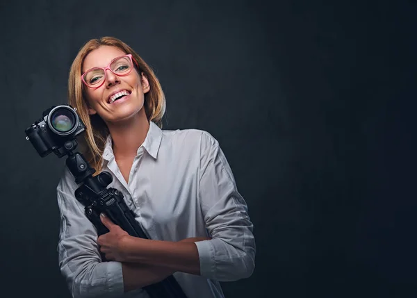 Een aantrekkelijke blonde vrouwelijke fotograaf — Stockfoto